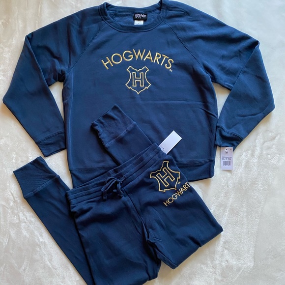 Warner Bros. Tops - **SOLD OUT** Hogwarts sweatshirt & sweatpants (L)